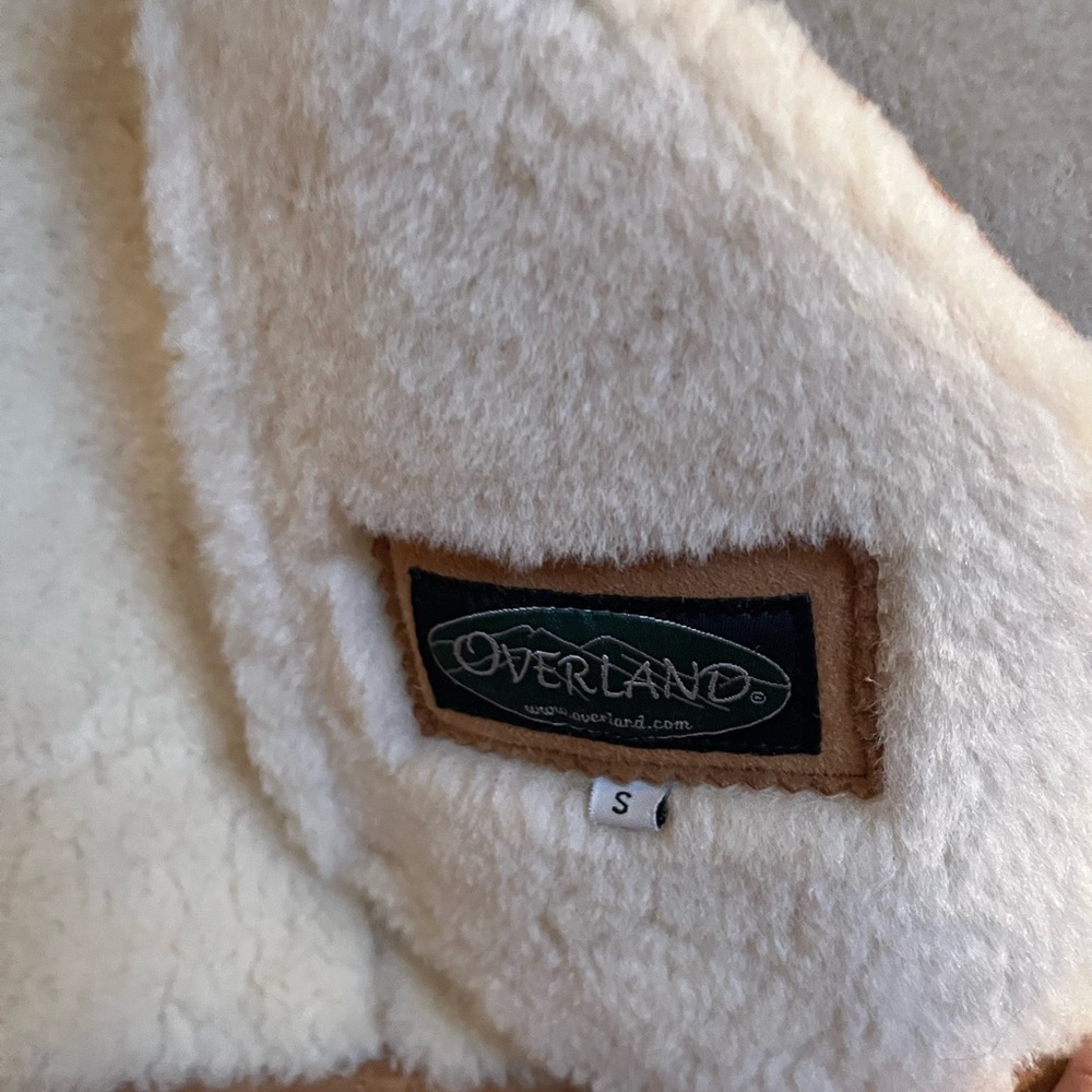 Stylish Tan Shearling Vest with Cream Lining - Picture 3 of 4